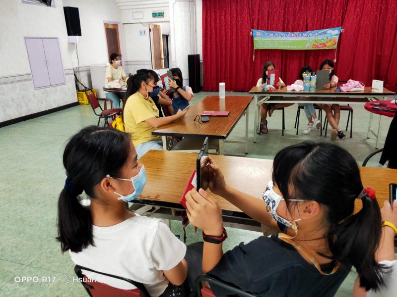 學員們學習一起相互拍攝周圍場景跟人物