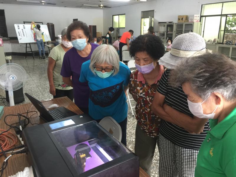 學員上課練習操作雷雕機情形