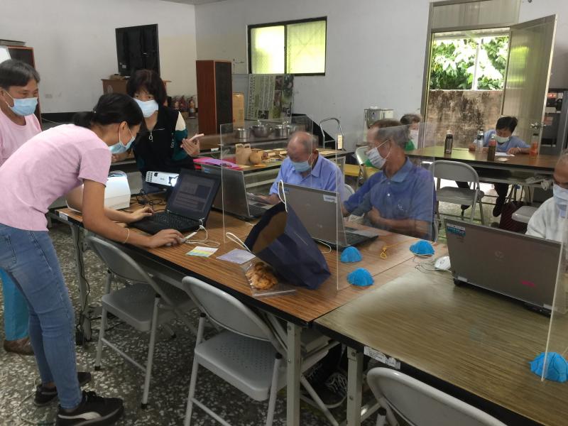 講師一一指導同學操作電腦