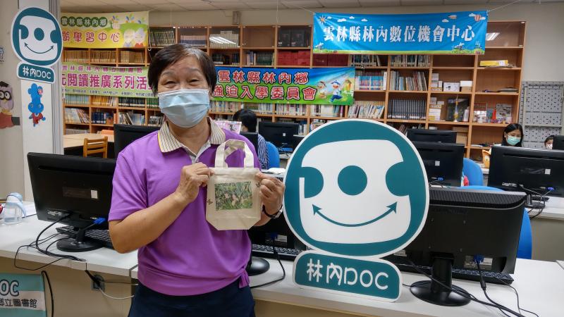 學員以自己所拍攝的圖案做設計，以新興科技熱轉印體驗產出的作品。