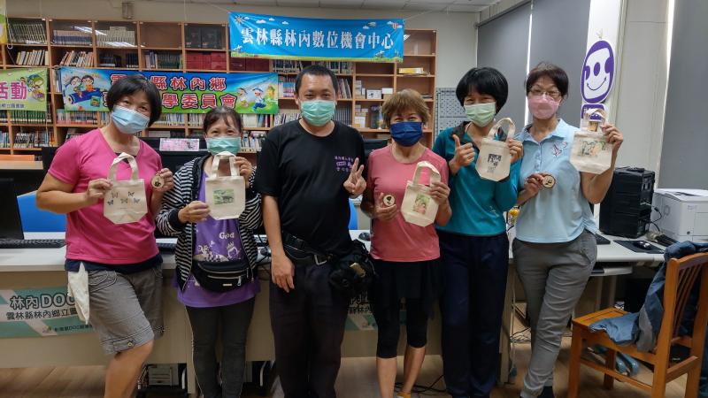 學員設計自己喜歡的圖案以新興科技，熱轉印及雷射雕刻產出的作品。