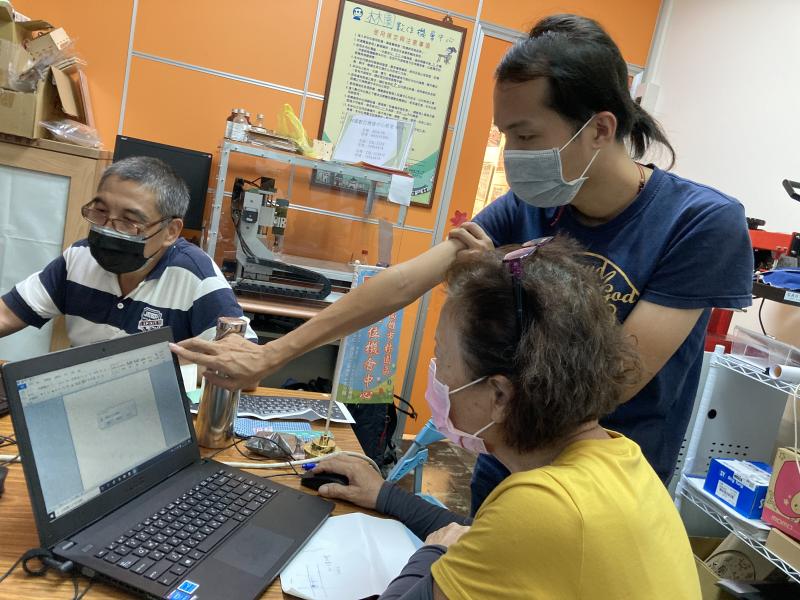 DOC駐點夥伴也細心的協助學員解決操作上的問題