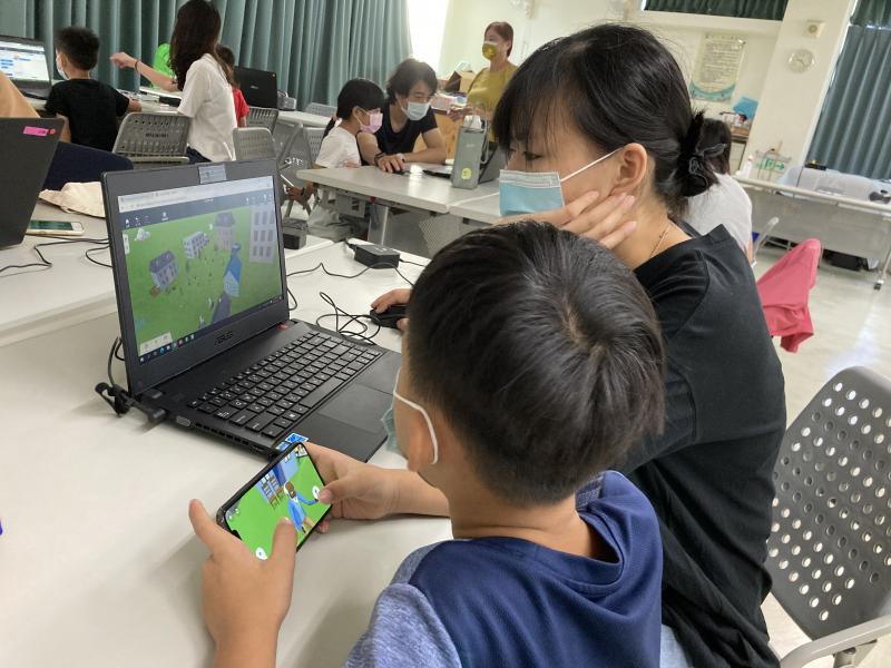 親子組的家庭，由媽媽與小朋友一起學習製作，並應用連結到手機給小朋友體驗