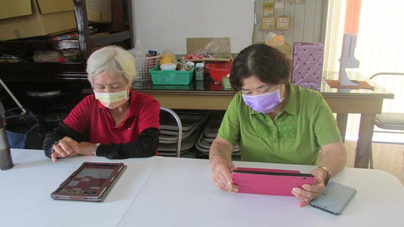 課餘時，講師教長輩玩平板電腦裡已下載的一些動腦小遊戲.