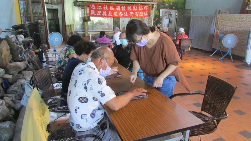 講師教長輩使用並下載生活上好用的APP，像GOOGLE 日曆、Google Keep 共同記事 App、大字備忘－語音輸入筆記本 App等。