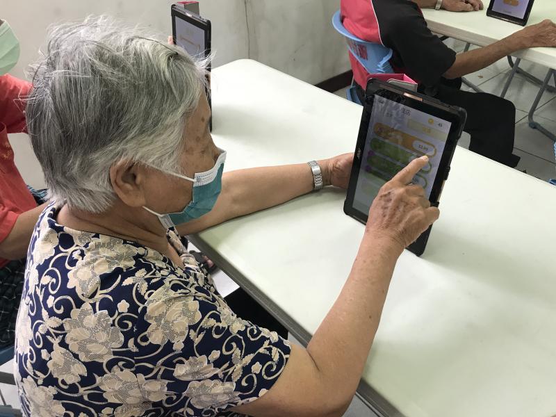 學員操作老師下載的APP遊戲。
