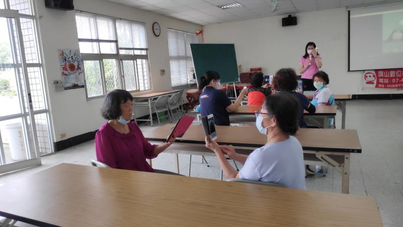 學員互相拍照學習