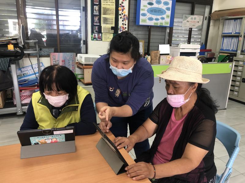 學員們在作品完成後，跟講師與學員討論作為參考，讓作品優化呈現。