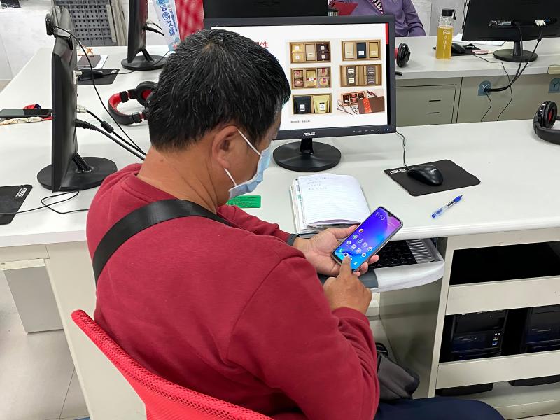 學員邊聽課邊開始，尋找自家包裝照片，想重新設計它。
