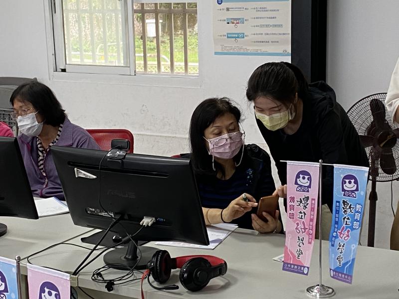 輔導員協助針對講師說明的指令，協助指導學員。