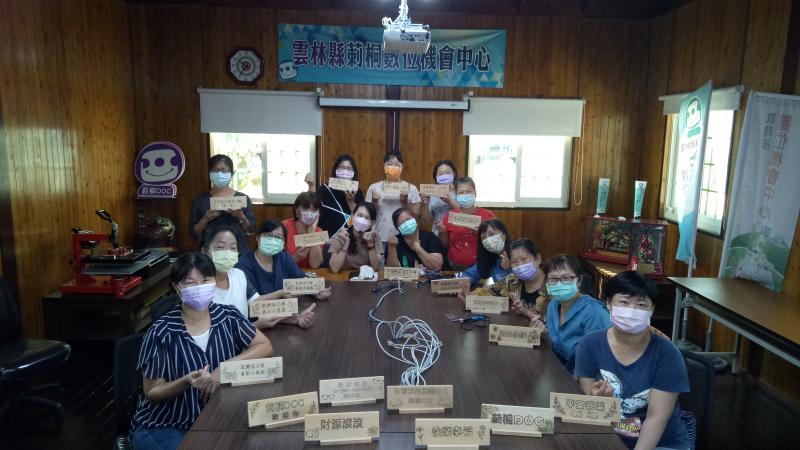 學員上課後所完成的作品與老師大合照