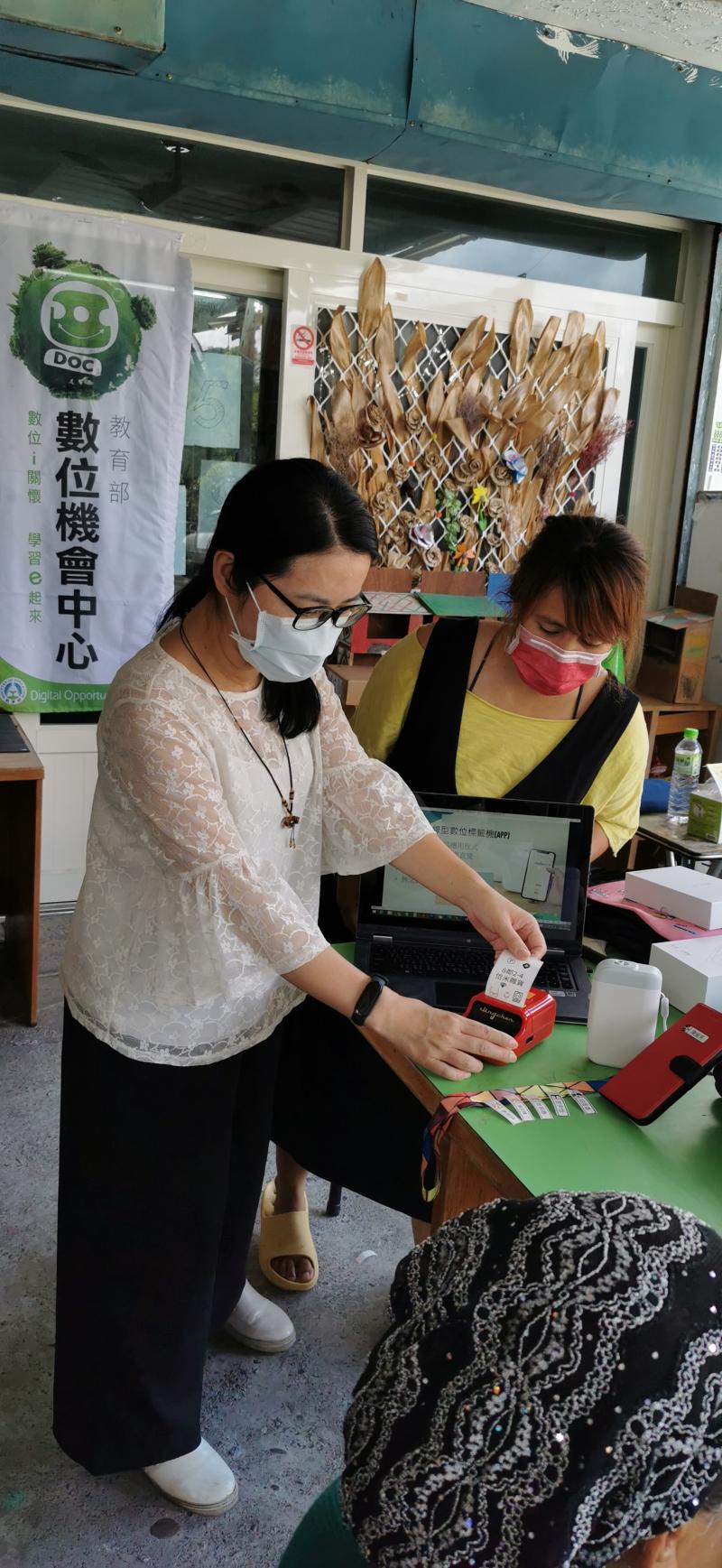 標籤機體驗，讓學員都自己來設計自己想要的貼紙圖案，老師也有分享簡易的材料與技巧