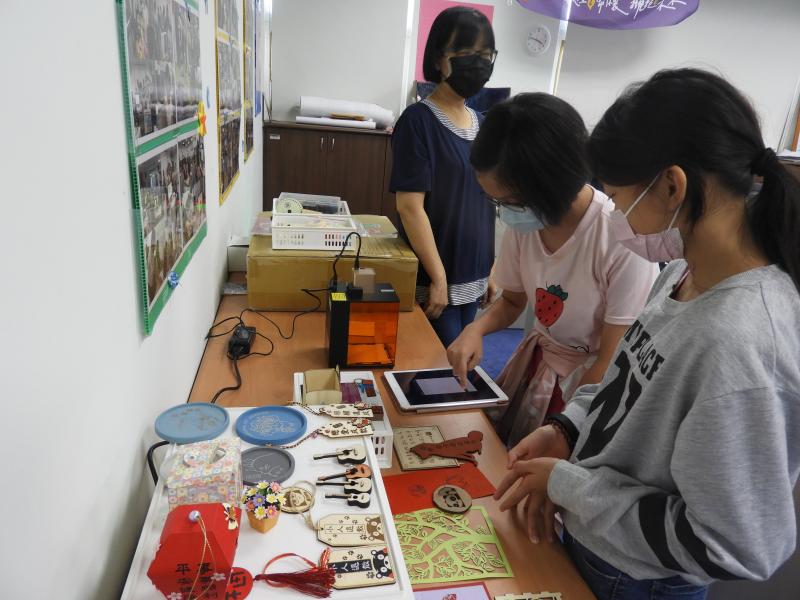讓學員了解如何運用雷雕機，跟講解雷雕機的功能介紹。