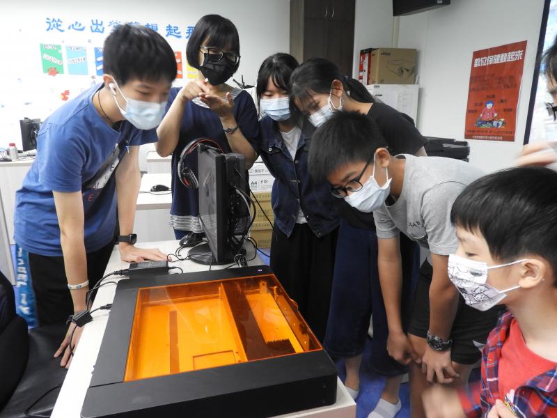 讓學員實際操作雷雕機的應用。