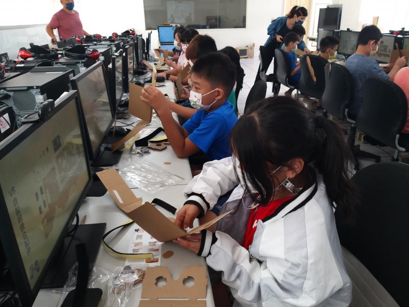 教導學生如何製作VR眼鏡