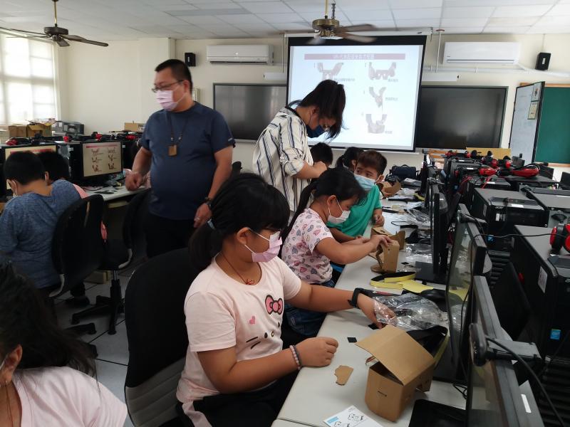 講師教導學生如何製作