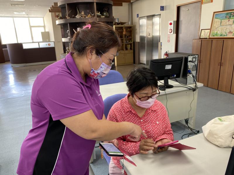 學會的學員協助其他不熟悉的學員