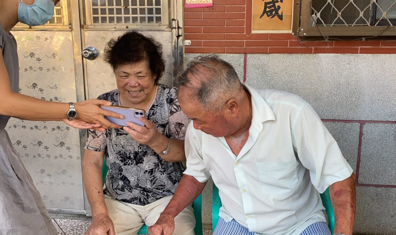 阿嬤對於拍攝的照片練習編修方式