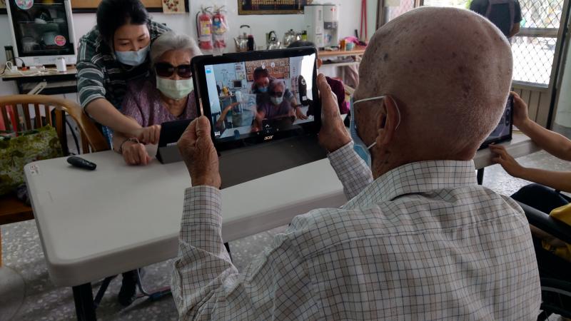 平板拍照:最佳攝影師(90歲學員)