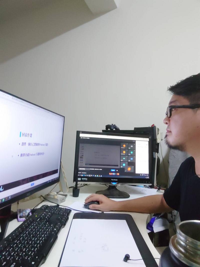 老師使用遠距設備線上教學