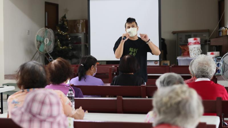 講師仔細講解步驟