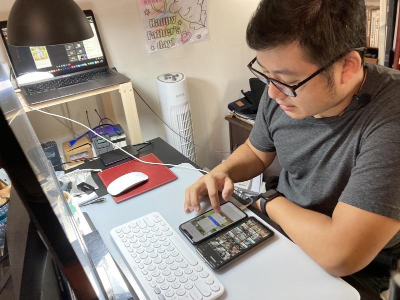 老師示範使用手機操作方式