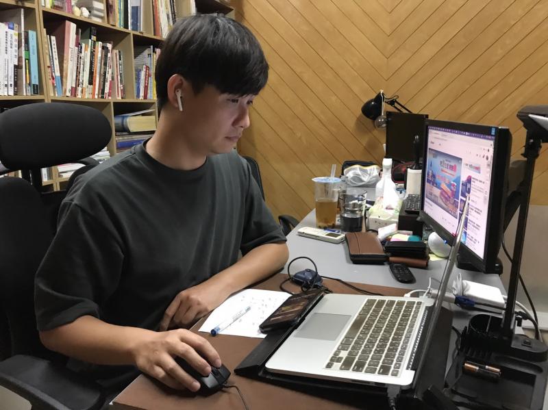 網路直播老師上課畫面