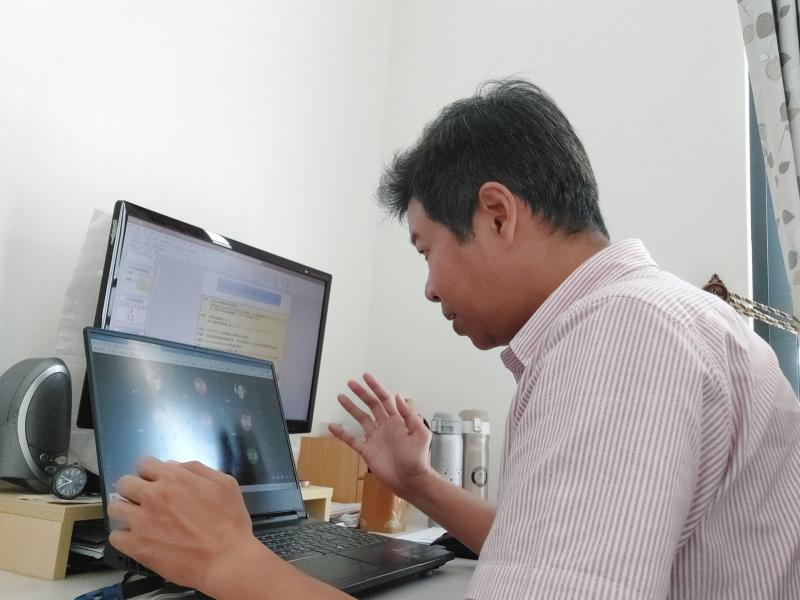 講師透過線上教學方式教導學員