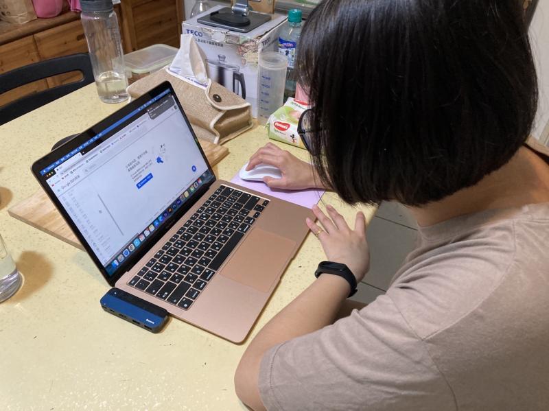 講師透過線上教學方式教導學員