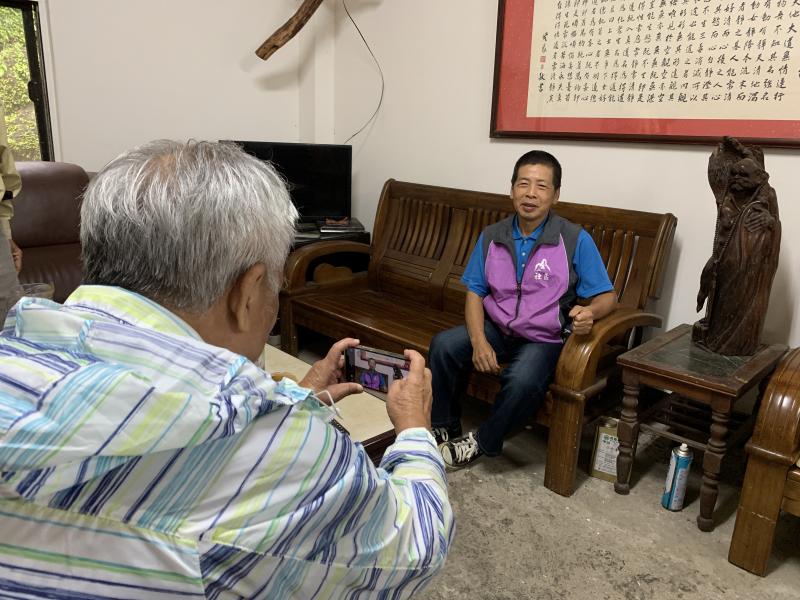 學員林茂男錄石門區嵩山社區許坤地主任，解說復建尖山湖梯田的故事。