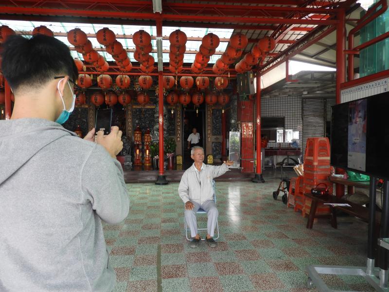 學員體驗AR科技