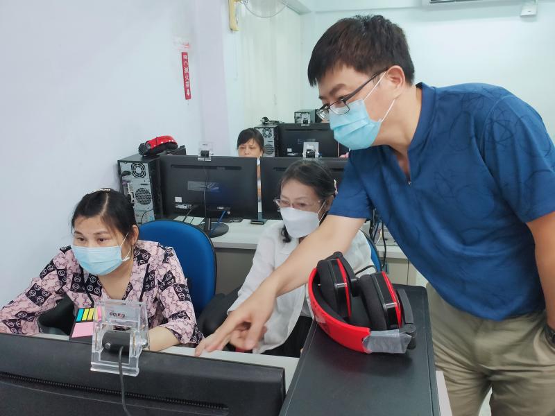 老師教導學員3D列印網頁設計圖案