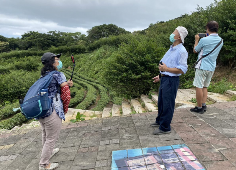 學員在茶山步道拍攝茶的介紹