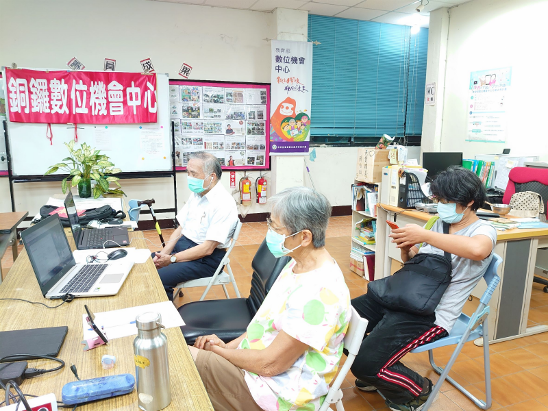 到教室專心上課的學員們
