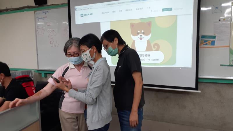 學員互相研究討論