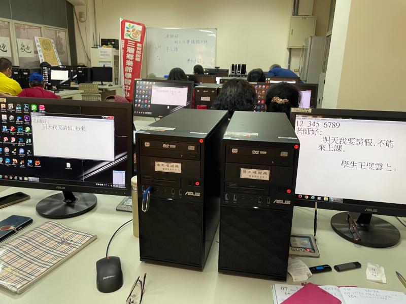 我練使用鍵盤及功能，練習打一張請假單，也會上網掛號，
