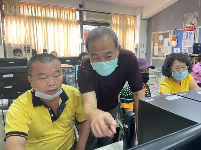 電腦業面介紹，，桌面布景及圖的大小調整，時間，日期調整，學習把手機相片，複製到電腦桌面。