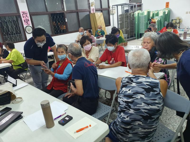 老師說用搜尋列旁麥克風圖案講話要說國語才會通.