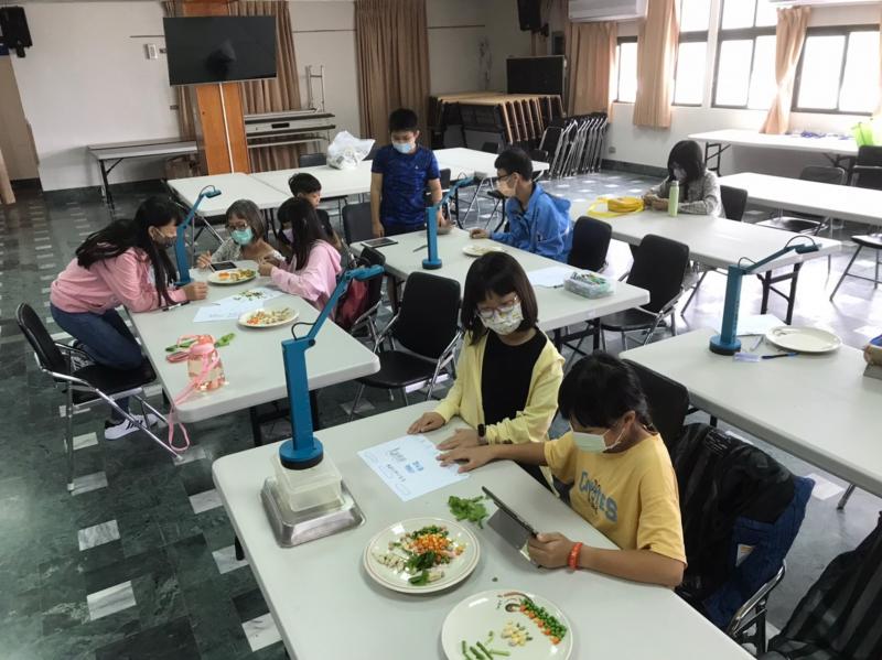 學員操作畫面、學員互相討論學習