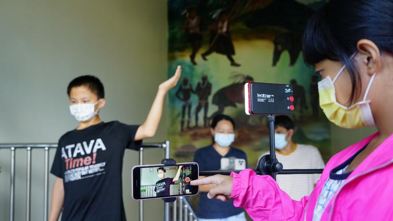在公共空間中置入的文化意象，其目的之一是為了讓故事成為空間的一部分，此壁畫作為部落藝術家創作作品之一，照片中的社區孩童正在錄製影音介紹。