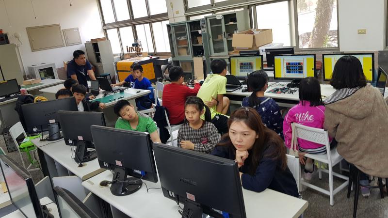 進擊的「科丁」課程-學員們正專心的聽講