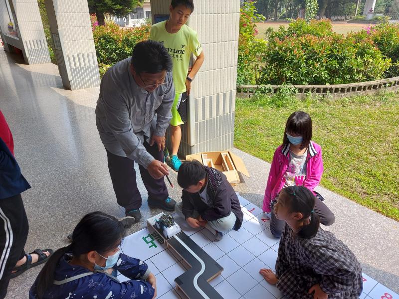 進擊的「科丁」課程-學員與講師在戶外測試microbit自走車