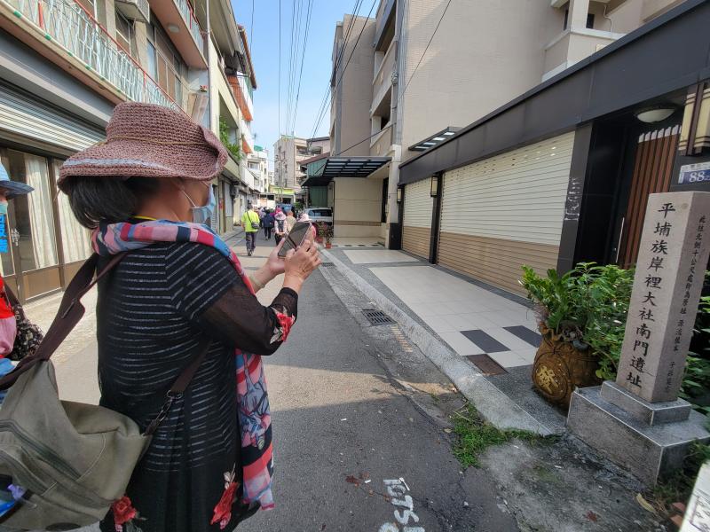 講師帶領學員實際走訪平埔族裡大社南門遺址