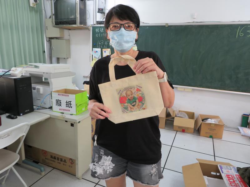 學員對於自己親手設計的作品感到新奇又滿意呢!