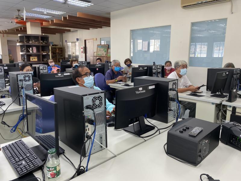 學員們認真抄寫筆記