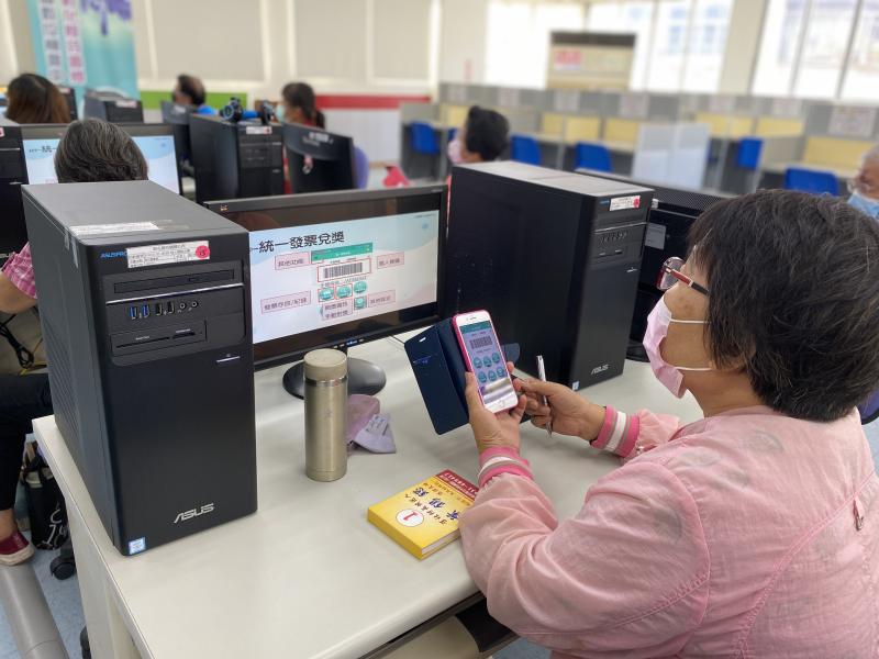 學員照著老師的步驟練習