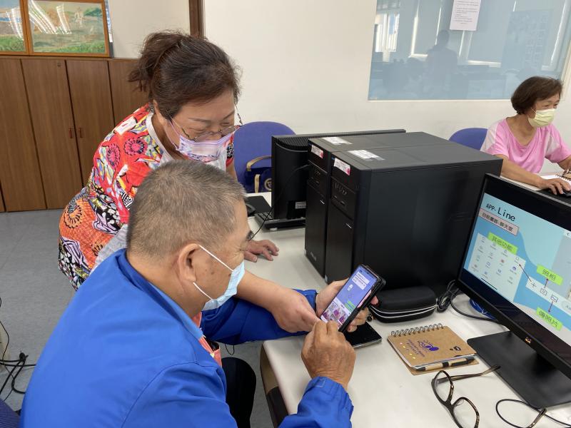 已學會的學員也會協助不太熟悉的學員