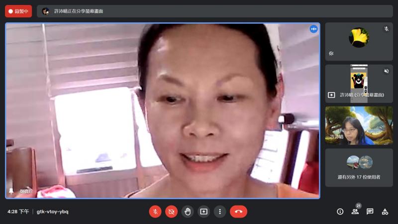 學員於課間分享學習心得。