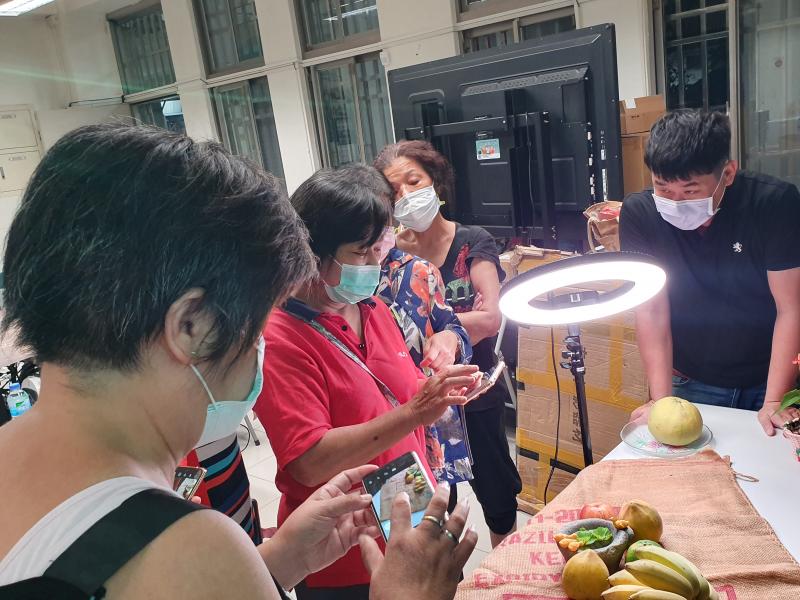 學員實物手機練習拍照角度、光線明暗取決相片是否好看.