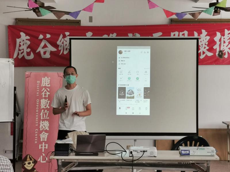 陳老師第一次到永隆社區來進行行動分班，被充滿學習精神的學員驚訝到，也努力的傾盡所能把好東西分享給大家